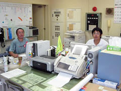 �C�m�Z���^�[�̉^�c��S���A���݂̃X�^�b�t�̊F����