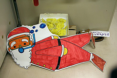 �ʐ^�F��`���T���^�N���[�X�̈ē���