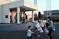 �ʐ^�F�C�m�Z���^�[�O�̕ی�҂Ǝq�ǂ�����