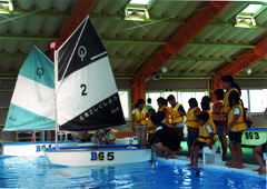 �ʐ^�F�v�[����OP���b�g��̌����Ă���q�ǂ������Ǝw����