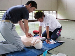 �ʐ^�F�S���}�b�T�[�W�̎w�����󂯂�w����