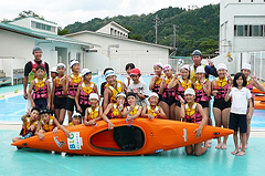 �ʐ^�F�J�k�[��O�ɁA���C�t�W���P�b�g�𒅂��q�ǂ������Ǝw�����̏W���ʐ^