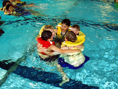 �ʐ^�F�v�[���Ő��ӂ̈��S������󂯂�j���[�W�[�����h�̎q�ǂ�����