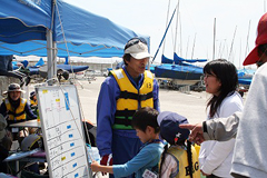 �ʐ^�F���b�g�ŊC�ɏo��菇���F�ɓ`����O�コ��