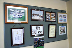 �ʐ^�F�C�m�Z���^�[�̃��r�[�ɁA�L�O�ʐ^��܏�