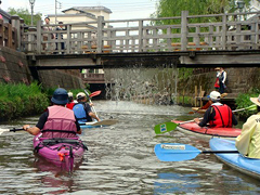 �ʐ^�F�J�k�[�ō�����̎U����y���ސl�X