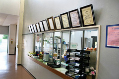 �ʐ^�F�v�[���t�����g�̕ǂɏ���ꂽ���X�̏܏�