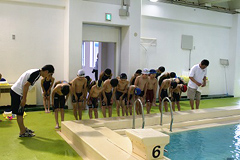 �ʐ^�F�v�[���T�C�h�Ő��񂵁A�v�[���ɂ����������Ă���q�ǂ�����