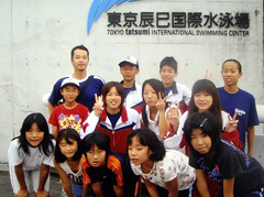 �ʐ^�F�����C�����ې��j��O�ł̏W���ʐ^