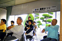 �ʐ^�F�֎q�ɍ����đ̑������鍂��҂̊F����