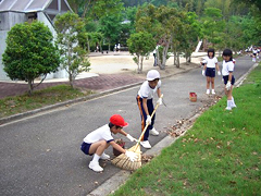 �ʐ^�F�C�m�Z���^�[���ӂ𐴑|���Ă���n�����w������