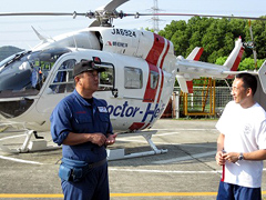 �ʐ^�F�h�N�^�[�w���̑O�Ńp�C���b�g�Ɖ�b�����킷����搶