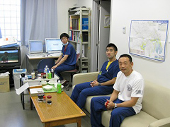 �ʐ^�F�o���v���ɔ����ăX�^���o�C����h�N�^�[�w���̈�Ã`�[��3�l