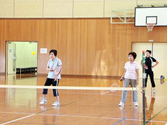 �ʐ^�F�̈�قŃ��P�b�g�e�j�X�����鍂���