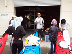 �ʐ^�F���ɑO�Ŏw�����󂯂�C�m�N���u�����o�[