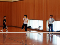 �ʐ^�F���P�b�g�e�j�X�̗��K�ɗ�ލ���҂̊F����