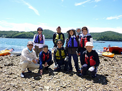 �ʐ^�F�V�j�A�E�V�[�N���u�ŃJ�k�[�⃈�b�g���y���ލ���҂̊F����