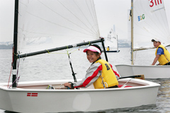 �ʐ^�FOP���b�g�ɏ���ĊC�ɏo�Ă���q�ǂ�