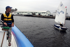 �ʐ^�F�q�ǂ������̎w���ɗ�ދʎR����