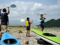 �ʐ^�F�J�k�[�̊����ɗ�ގw���҂Ǝq�ǂ�����