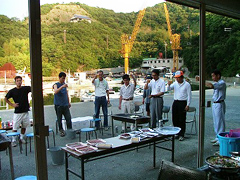 �ʐ^�F�w���҉�̐ݗ�����k��Ŋ��t����w���҂̊F����