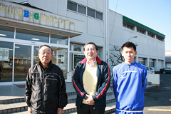 �ʐ^�F��R�c�C�m�Z���^�[�̑O�ɕ��񂾃X�^�b�t�̊F����