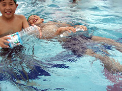 �ʐ^�F�y�b�g�{�g�������ɒ��킵�Ă���q�ǂ�����