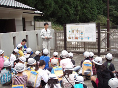 �ʐ^�F�����{�݂Ŏ{�݂̎d�g�݂ɂ��Ċw��ł���q�ǂ�����