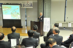 �ʐ^�F��V��a���f�S�����璷��c�ŁA���Z�̐��v�����Ƃɂ��Ď���񍐂��s����[ ���Z���搶