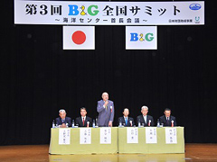 �ʐ^�F�S���T�~�b�g�̒d��ň��A�ɗ��e�J�s��