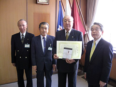 �ʐ^�F���N4���������Č��E����̗E�ނ����߂��e�J�s��