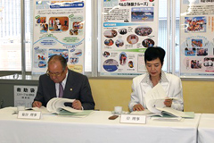 �ʐ^�F���c�����Ƃ��Ăa���f�L���܂̐R���ɗ�ދe�J�s���B�E�͓������ŏ��D�̊݃��L�q����