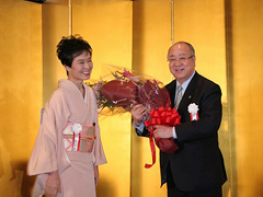 �ʐ^�F���c�����̊݃��L���񂩂�ԑ����󂯂�e�J�s��