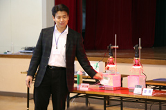 �ʐ^�F�o�O���ƂŎq�ǂ������ɋC�ێ������������C�ۃL���X�^�[�l�b�g���[�N�̃����o�[�B