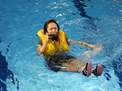 �ʐ^�F�C��ۈ����̃v�[���{�݂Ń��C�t�W���P�b�g�̌��Ɏ��g�ޓ��X����