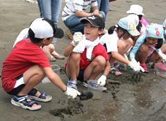 �ʐ^�F�����̕l�ӂŊL�k�E���ɗ�ގq�ǂ�����