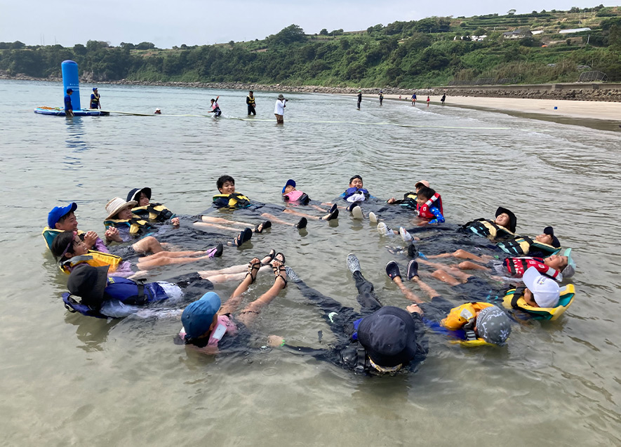 〇水辺の安全教室 ライフジャケットを着て浮遊体験！
