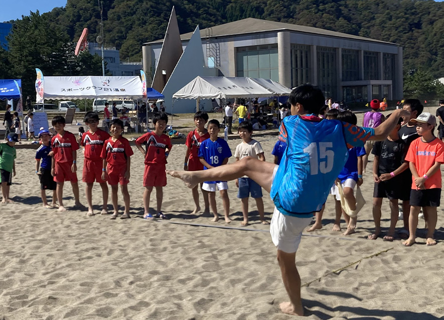 〇ビーサン飛ばし選手権　実は神奈川生まれの競技！ビーサンを遠くまで飛ばせ！