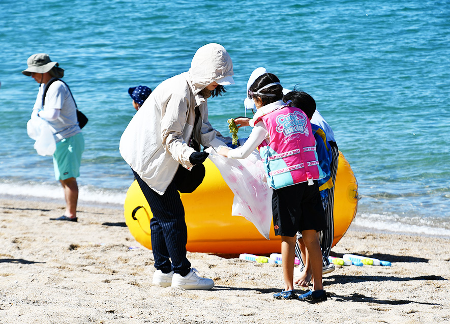 親子でごみ拾い