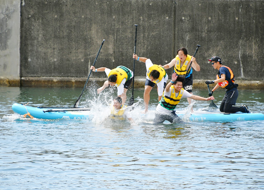 合図とともに海へドボン！