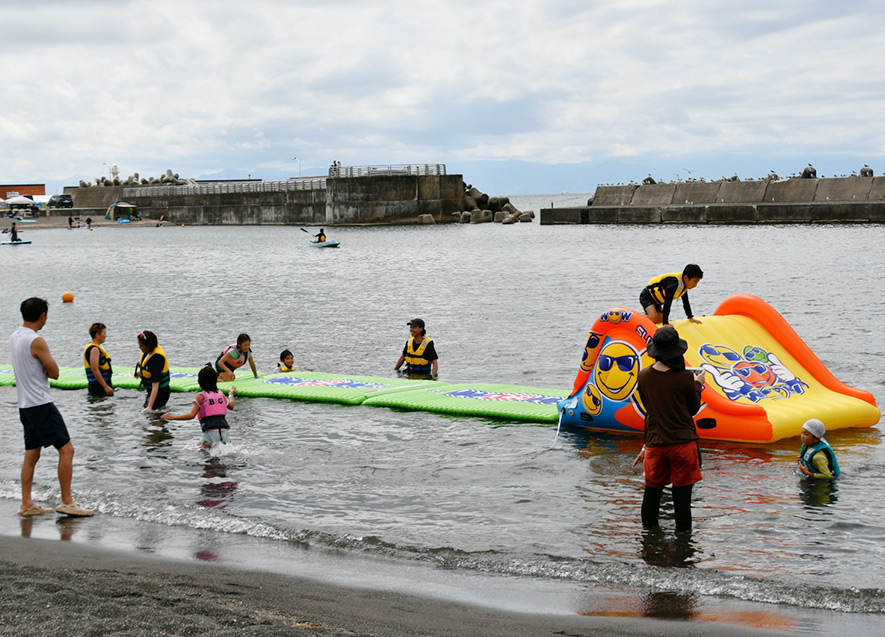 海上遊具に夢中で駆け回る