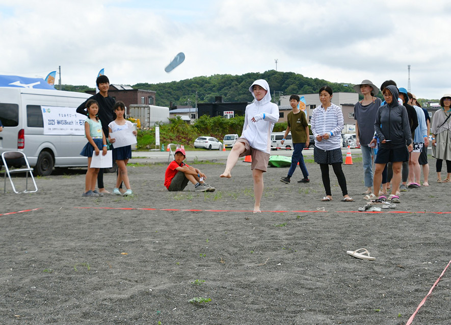 遠くに蹴りとばすのは意外と難しい