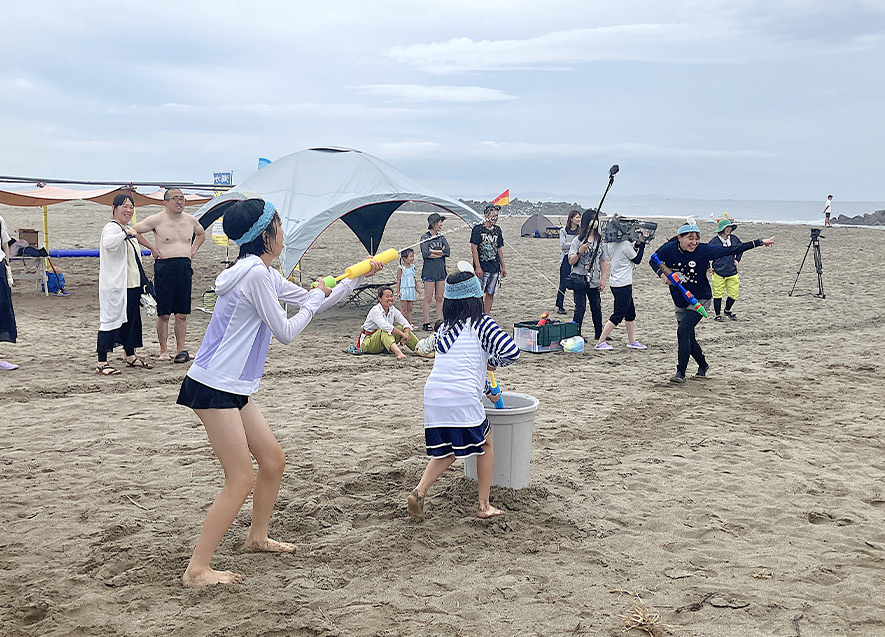 水鉄砲バトルで大盛り上がり