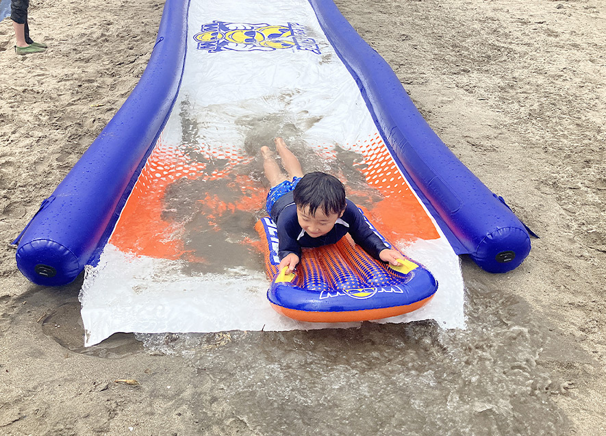 歓声の中、一気に滑り切る参加者