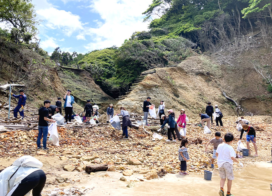 式典前に全員で海岸清掃を実施　