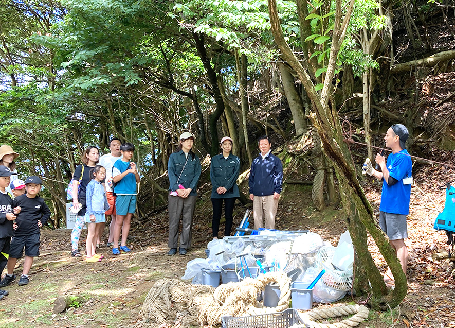 たくさんの漂着ごみを回収