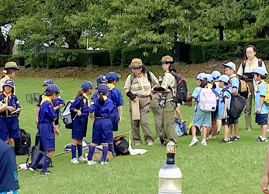 式典に参加したボーイスカウト・ガールスカウトのメンバー