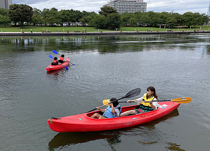 穏やかな水面でパドリングを楽しんだ