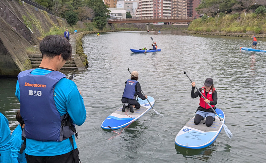 SUPを楽しむ学生