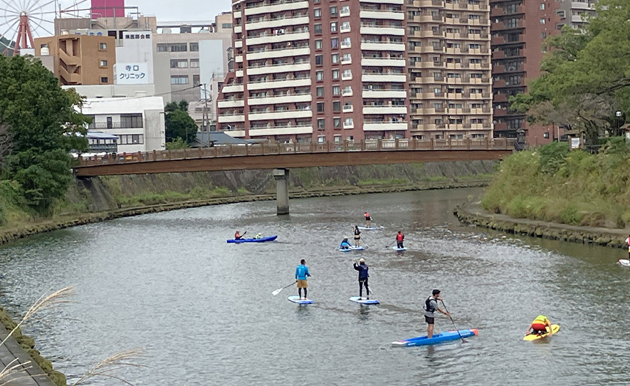 街中でカヌーやSUPを楽しめる